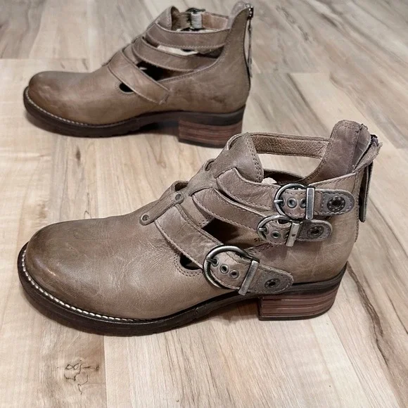 Dromedaris Kelsy short summer ankle boots in a pearl leather Size 38/8